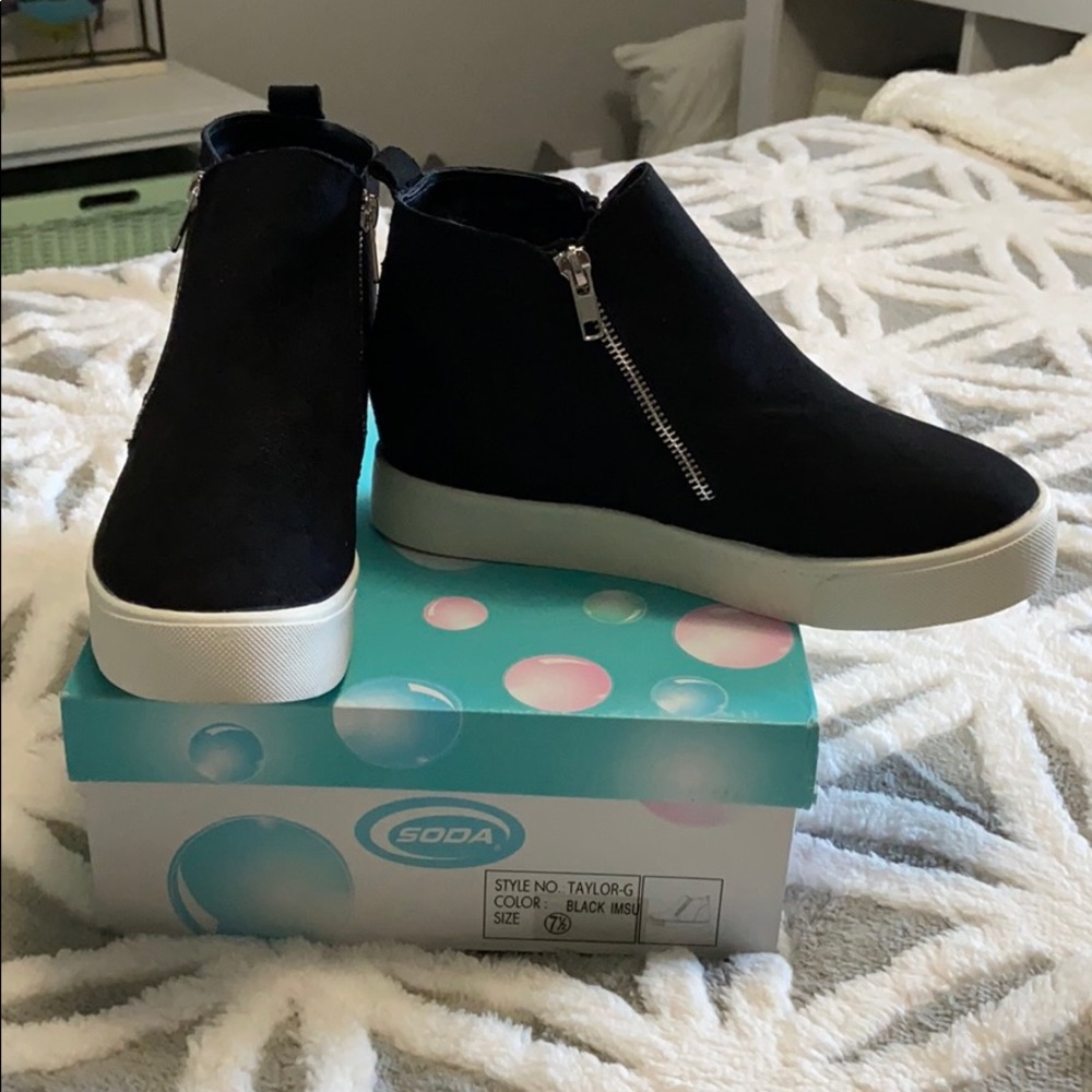 SODA Black Wedge Sneakers